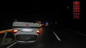 Un herido leve después de volcar su coche en la autopista a su paso por Garinoain