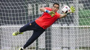 Claudio Bravo llega a Manchester para cerrar su fichaje por el City