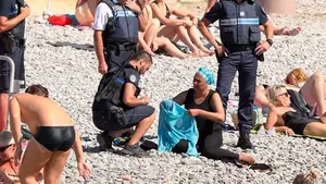 La policía francesa obliga a una mujer a quitarse el burkini mientras varios bañistas gritan "volved a casa"