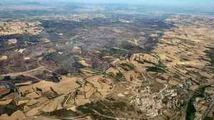 La zona arrasada por el incendio, vista 24 horas después desde un helicóptero