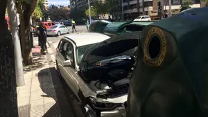 Un coche arrolla a varios peatones en la calle Sancho el Fuerte de Pamplona tras colisionar con otro vehículo