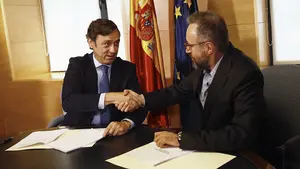Rajoy y Rivera presiden la reunión en la que certifican el acuerdo de investidura