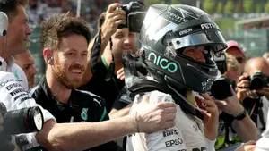 Rosberg logra un triunfo que le sabe a poco tras la gran carrera de Hamilton