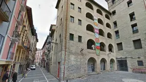 Amanece en un bar de Calderería: un local cierra y se deja a un cliente dormido en un baño