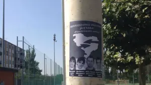 Berriozar inicia sus fiestas colgando por sus calles fotos del asesino de Francisco Casanova y Tomás Caballero