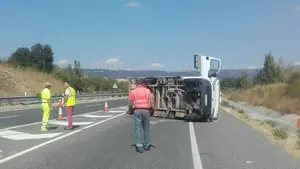 Una caravana vuelca en la carretera de Obanos al reventar una de sus ruedas