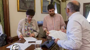 El cuatripartito de Pamplona cierra filas en favor de los 'okupas' de Bildu que exhiben fotos de presos de ETA