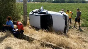 Aparatoso vuelco en Marcilla: la joven conductora de este coche ha logrado salir ilesa del accidente