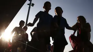 Familias de Barillas y Tulebras protestan en el Parlamente por el "injusto" cambio de horario del colegio público de Cascante