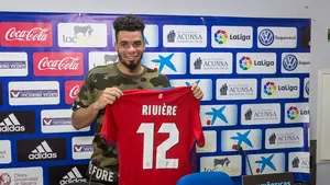Presentación oficial del delantero Riviere en Tajonar