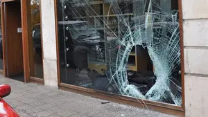 Detenido un vecino de Peralta por robar la máquina de tabaco de un restaurante mediante el 'alunizaje'