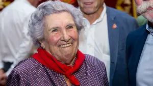 Paulina ya es la abuela de Pamplona: las imágenes de la imposición del pañuelo de honor a la querida churrera