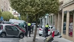 Un conductor de 72 a&ntilde;os empotra su veh&iacute;culo contra un local de la calle Castillo de Maya de Pamplona