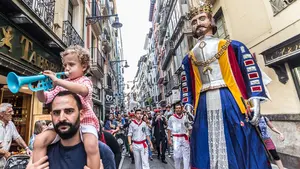 El renovado traje del Rey Europeo: un nuevo a&ntilde;o para ver bailar a los Gigantes de Pamplona y correr con los cabezudos