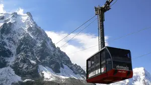 Atrapados en las alturas: 45 personas pasan la noche encerrados en el teleférico del Mont Blanc
