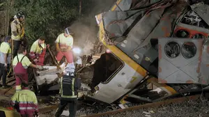Los bomberos despiezan la cabina del tren accidentado en Pontevedra