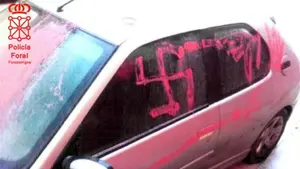 Un joven de Olazagutía pinta una esvástica en el coche de un vecino y tira la pintura por la ventana