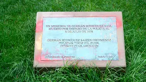 Rocían con pintura la placa junto al monolito en recuerdo de Germán Rodríguez en Pamplona