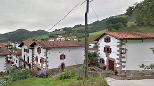 Con pronóstico reservado: herido un ciclista al colisionar con un camión en Etxalar