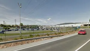 Despiste al volante: un coche choca contra un camión en Landaben tras conducir en dirección contraria