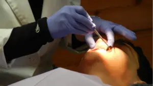 Tratamientos incompletos y defectuosos:  el cierre de una clínica dental deja decenas de afectados en Pamplona