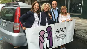 Solidaridad sobre ruedas: un matrimonio catalán dona un coche a la Asociación Navarra de Autismo