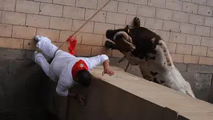 La secuencia completa del mozo acorralado entre el toro y la soga en Lodosa