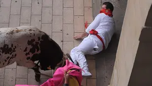 La angustiosa cogida de un hombre que queda enroscado con la soga en el toro de Lodosa