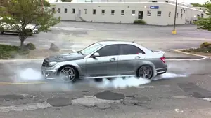 Abortada una carrera ilegal en la que iban a participar más de 20 coches en un polígono industrial en Orcoyen