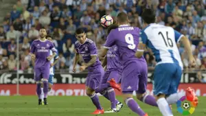 James y Benzema resuelven el partido para el Madrid en Cornellá, con la ausencias de Cristiano y Bale