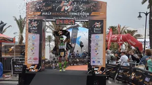 El navarro Raúl Amatriain se impone en el Half Menorca Triathlon, pese a la lluvia y al viento