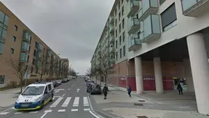 Una niña de 18 meses encierra a su madre en el balcón de su piso de Buztintxuri y queda atrapada hasta que la rescata la policía