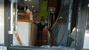 Tres hombres, uno menor, roban violentamente y después de romper los cristales en un bar locutorio de Tudela 