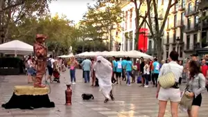 El youtuber Viktor Crazy protagoniza una broma de mal gusto al arrojar una mochila al grito de "Alá es grande" en Barcelona
