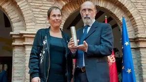Barkos y el Gobierno homenajean al forense Paco Etxeberría, encargado de exhumar los restos de Mola y Sanjurjo