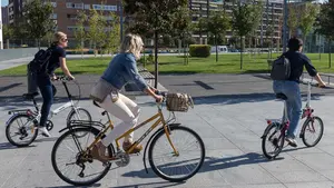 El taxi eléctrico y las bicis vencen en una nueva carrera de la sostenibilidad organizada en Pamplona 