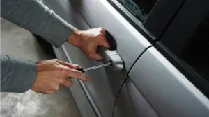 Pillados a tiempo: detienen a dos menores de edad robando en un turismo aparcado en dependencias del Gobierno de Navarra