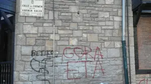 Bildu buscaba aprobar una moción contra proclamas de extrema derecha, pero se abstiene porque las pintadas proetarras sí le gustan