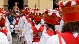 San Fermín de Aldapa desfila en una emocionante procesión arropado por los gigantes, cabezudos y danzaris