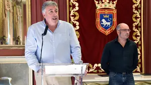 La justicia vuelve a poner en su sitio a Bildu y Asirón: deberá colocar las banderas y el retrato del Rey en un "lugar preferente"