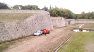 Sorprendente aparcamiento en Pamplona: estacionan un vehículo dentro de los fosos de la Ciudadela