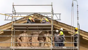 Comienzan los trabajos de retirada de la Cruz Laureada del Palacio de Navarra