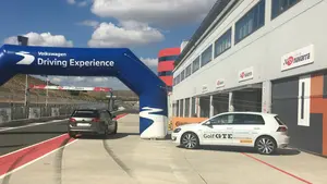 El Circuito de Navarra acoge la Volkswagen Driving Experience ante m&aacute;s de 250 personas en Los Arcos