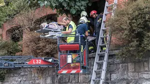 Aparatoso rescate de un hombre que cae 4 metros en Pamplona mientras intentaba coger higos
