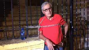 Un militante del PSOE se encadena en Mérida para denunciar la crisis en su partido