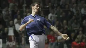 La empresa Aspe renueva el contrato del pelotari guipuzcoano Beñat Rezusta hasta el año 2020