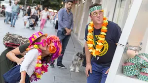 Una noche con 'paz y amor' en los comercios del Ensanche de Pamplona