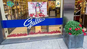 El Ayuntamiento de Pamplona asumirá la mitad del coste de la limpieza del exterior de los comercios del Ensanche