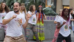 Paz, amor y compras: la asociación de comercio y hostelería del Ensanche lleva a Pamplona a la época hippie