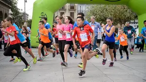 Así ha sido la mañana de carreras y solidaridad en la Plaza del Castillo de Pamplona